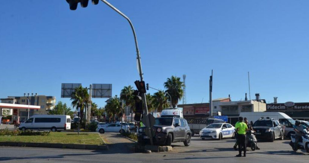 Serik’te cip, kamyonete çarptı: 1 yaralı