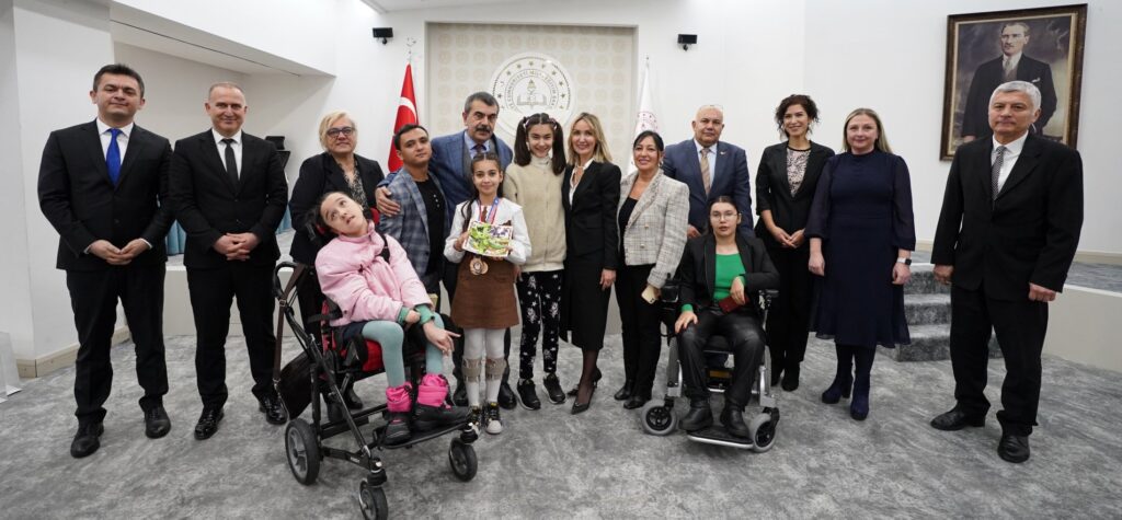 Bakan, Özel Çocuklarla Buluştu