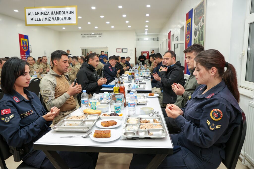 Muş Valisi Kahraman, jandarmayla iftar açtı