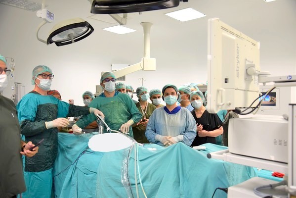 Canlı ameliyat eşliğinde kapalı fıtık cerrahi eğitimi yapıldı