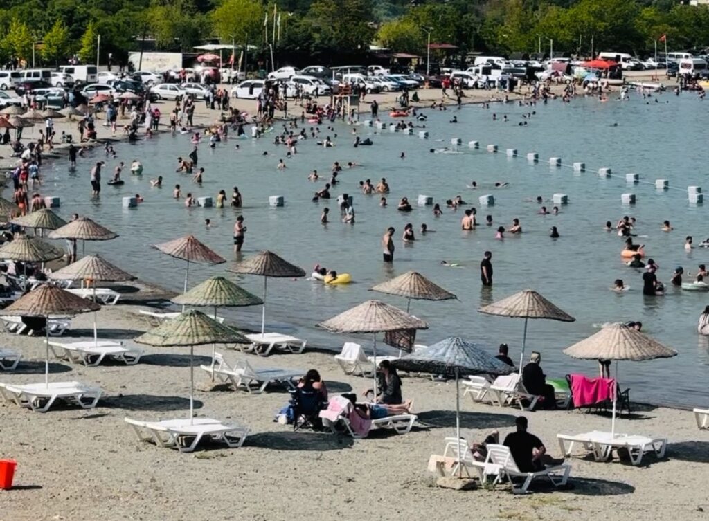 Hazar Gölü, Ziyaretçi Akınına Uğruyor