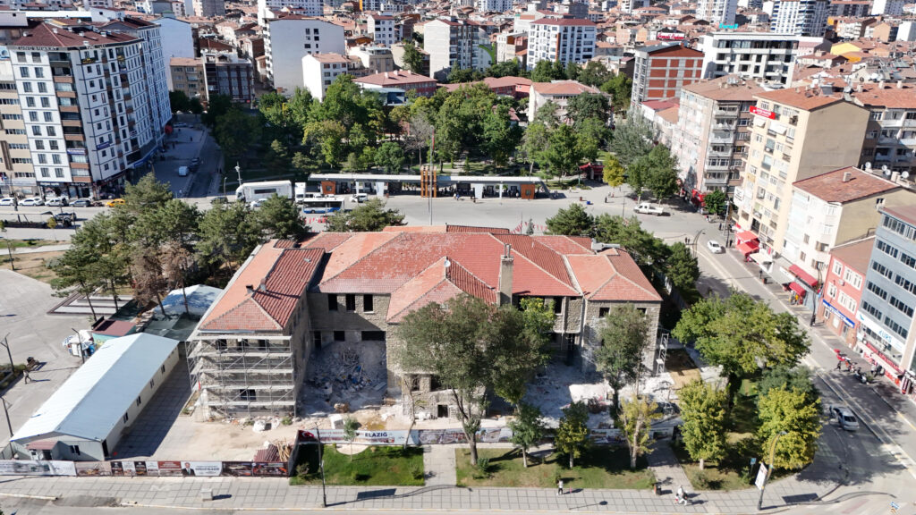 ÖĞRETMENEVİ’NDE RESTORASYON ÇALIŞMALARI SÜRÜYOR